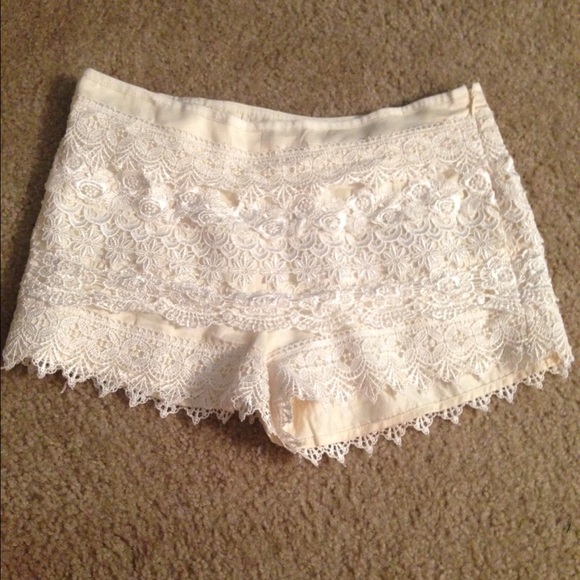 ☁️WHITE LACE SHORTS☁️