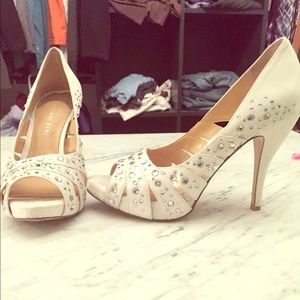 Gianni Bini White Rhinestone Pumps sz 7