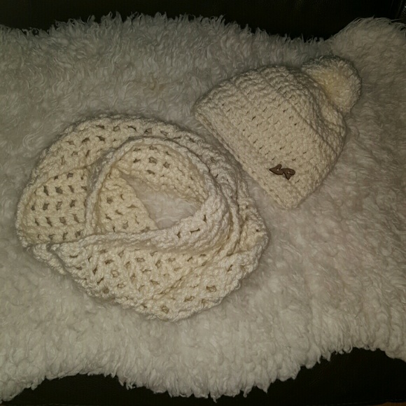Chunky infinity scarf with pom pom hat - Picture 2 of 4