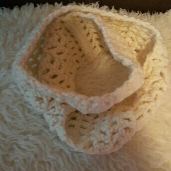 Chunky infinity scarf with pom pom hat - Picture 4 of 4