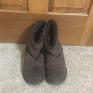 UGG Classic short in brown. Fairly used. Size 9
