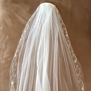 Finger-Tip Length Veil