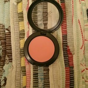 Mac blush in Peaches