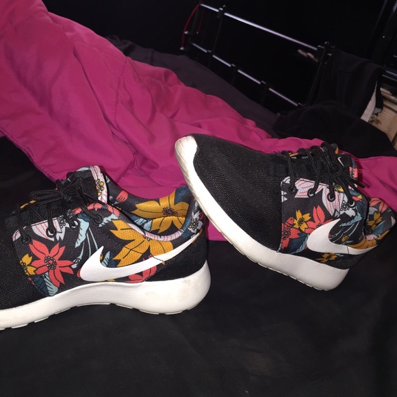 NIKE WOMEN'S ONE PRINT ALOHA FLORAL ROSHE