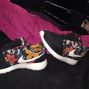 NIKE WOMEN'S ONE PRINT ALOHA FLORAL ROSHE