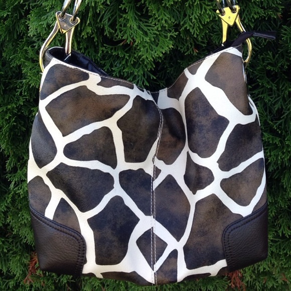 Dooney & Bourke Handbags - SOLD🍁🍃STUNNING giraffe print Handbag!🍃🍁