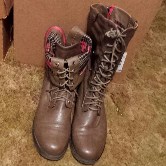 Combat style boots