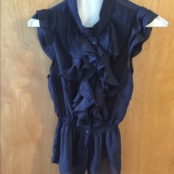 ❤️Beautiful Ruffle Top❤️ - Picture 1 of 3