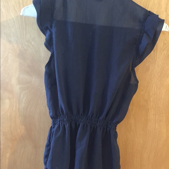 ❤️Beautiful Ruffle Top❤️ - Picture 3 of 3