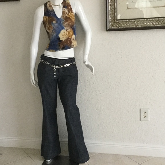 Look your sexiest in these bell bottom jeans