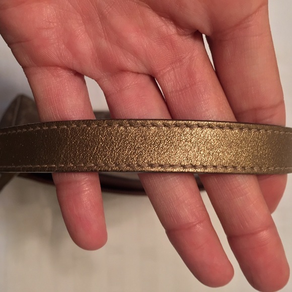 ❌Donated❌ Gucci Shoulder Gold Pouch ❤️💚 - Picture 3 of 5