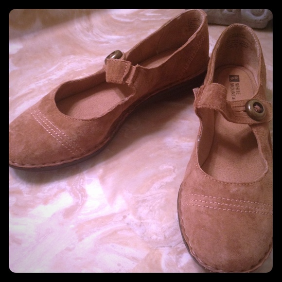 PRICE REDUCED!! White mountain suede Mary Janes