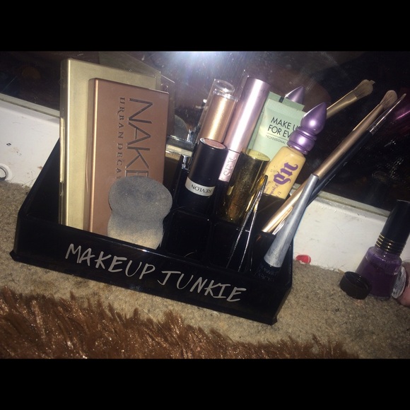 Acrylic makeup holder - Picture 3 of 3