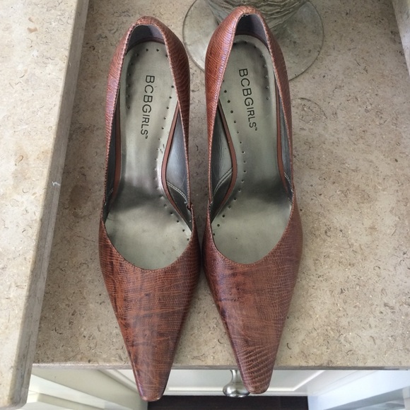Bcbg Girls brown leather pumps gently worn