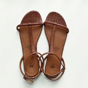 ↡ LOWER H&M T- Strap Sandals 39