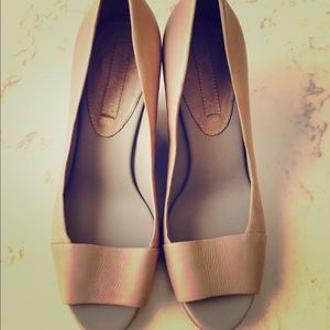 Banana Republic grey peep toe wedge