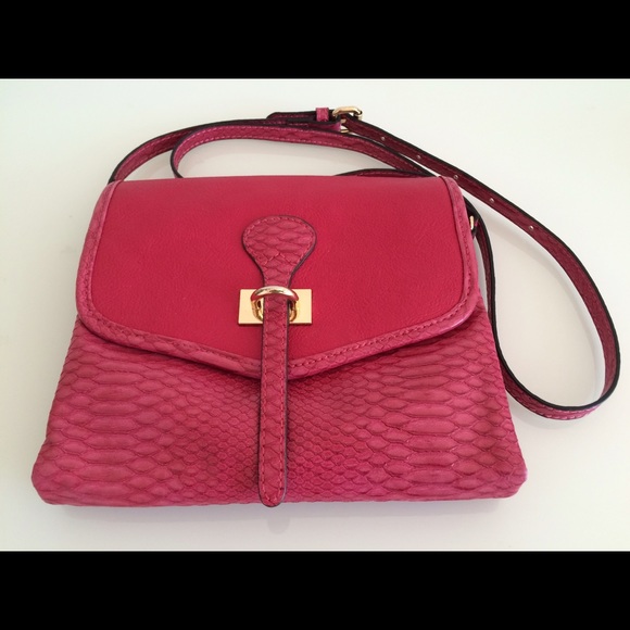 BIG BUDDHA CROSSBODY CHERRY COLOR