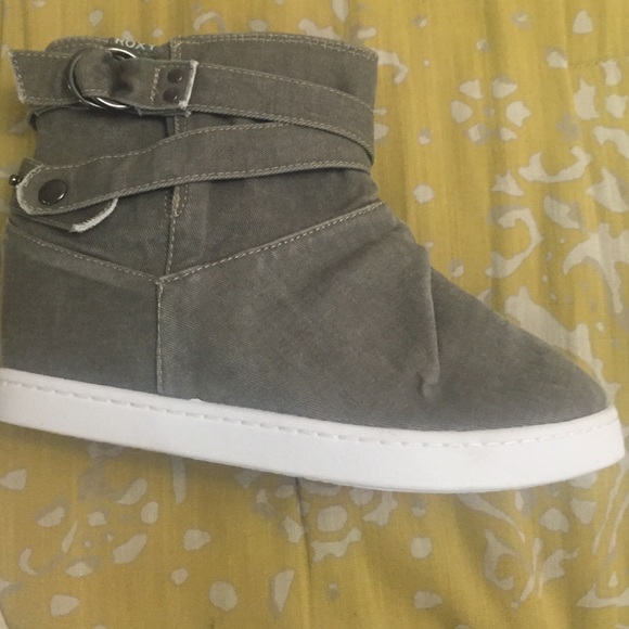 Hidden wedge gray boots