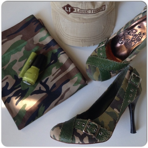 Pants - NEW IN PACKAGE STRETCH CAMO LEGGINGS