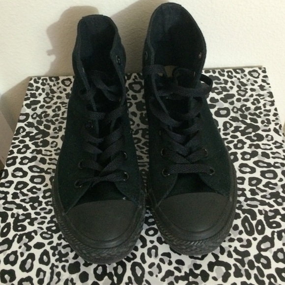 barely worn all black converse
