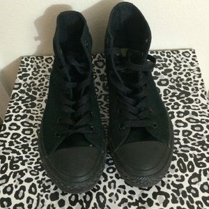 barely worn all black converse