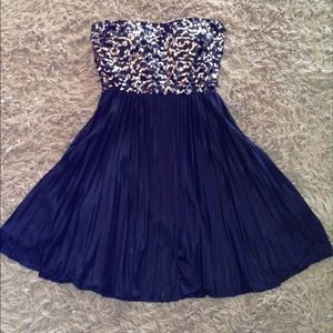 Strapless sweetheart short dress