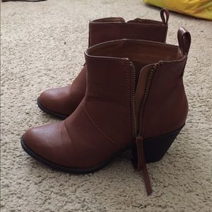 little chestnut booties ❤️