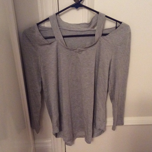 Grey 3-quartered sleeve top with shoulder cut outs