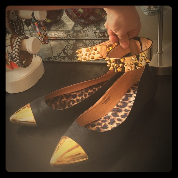 Brand new gold and black spiked anklebracelet flat