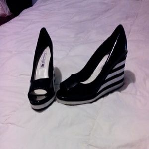 American Eagle black and white patent leather