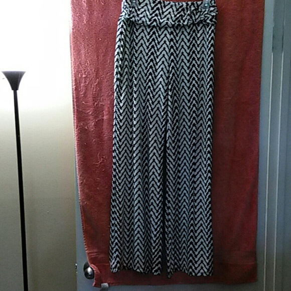 BLACK & WHITE CHEVRON PATTERN FLOWING PANTS