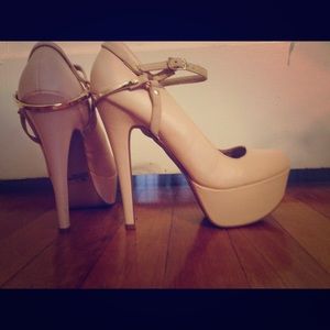 Nude pumps w/ gold detail