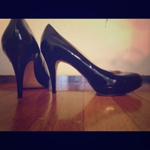 Black pumps