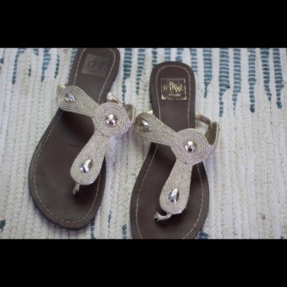 DV by Dolce Vita Gold Flip Flop 🍾🍾HP 5/3🍾🍾