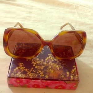 Brown/caramel sunglasses.