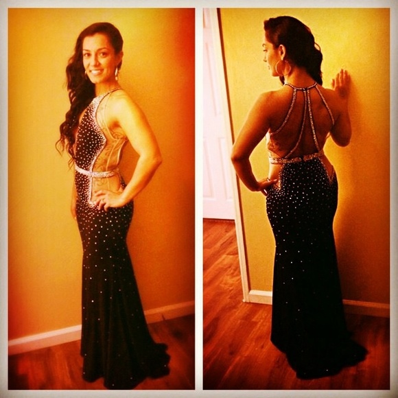 Like new, beautiful gown - Picture 3 of 4