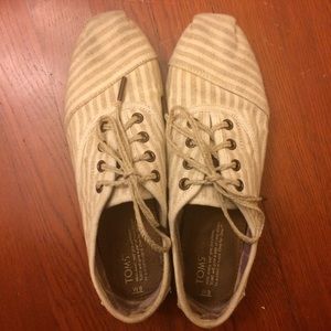 TOMS LACE UP SIZE 9