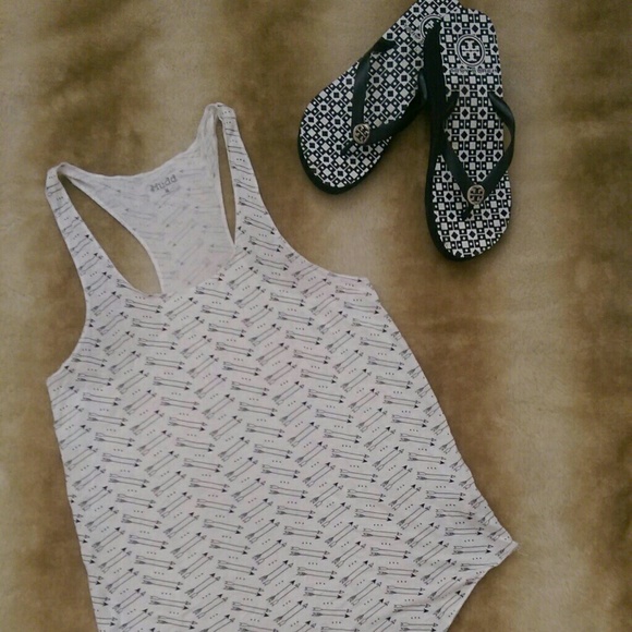 Black and white arrow print tank top size medium