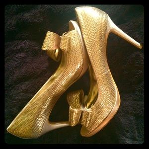 Moda Gold Peep-Toe Pumps Size 10