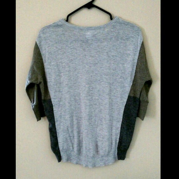 High-Low Color Block V-neck - Picture 2 of 3