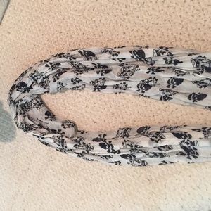B&w skull and crown scarf