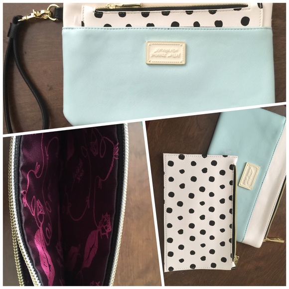 Betsey Johnson Wristlet 😙 - Picture 1 of 1