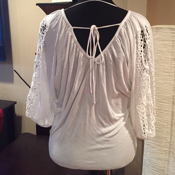 👚Cute White Top👚 - Picture 2 of 4