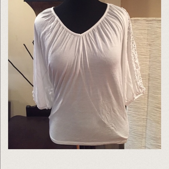 👚Cute White Top👚 - Picture 4 of 4