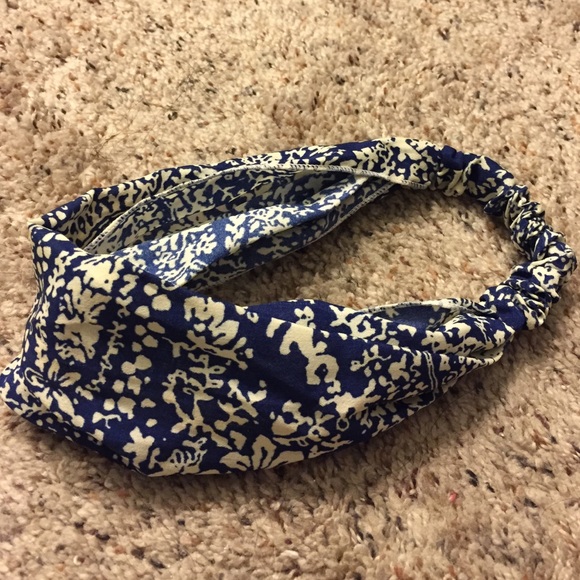 Blue and white headband.