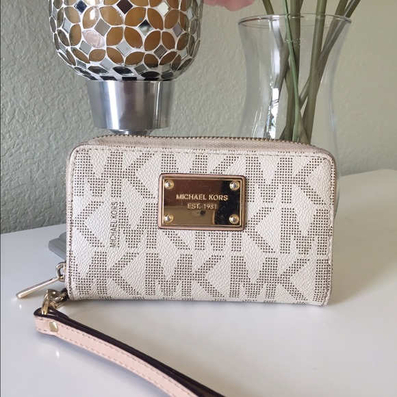 Large Jet Set Logo Michael Kors Wrislet Wallet