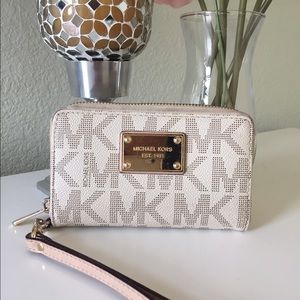 Large Jet Set Logo Michael Kors Wrislet Wallet