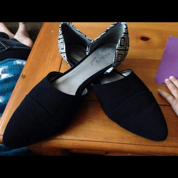 Black point-toed aztec print flats