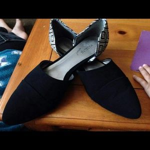 Black point-toed aztec print flats