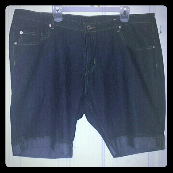 Shorts w/ pocket design